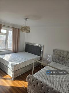 4 bedroom terraced house to rent, South Park Drive, Ilford, IG3