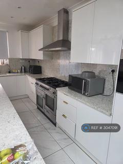 4 bedroom terraced house to rent, South Park Drive, Ilford, IG3