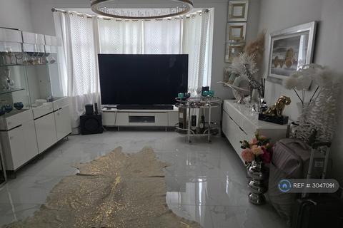 4 bedroom terraced house to rent, South Park Drive, Ilford, IG3