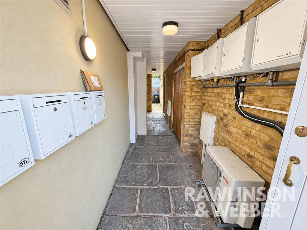 Apartment in Elmbridge, Molesey - View 3