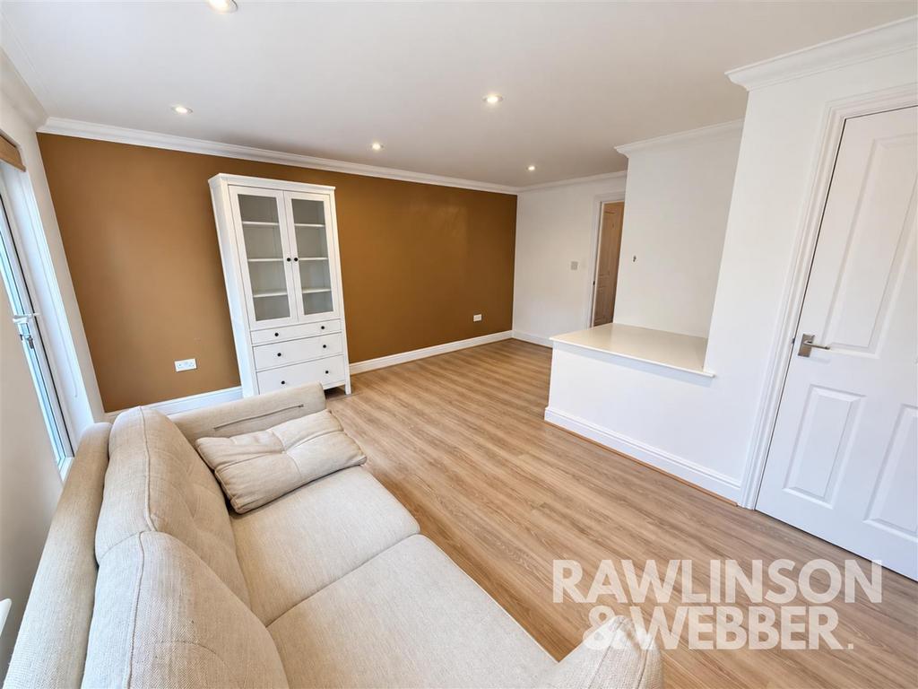 Apartment in Elmbridge, Molesey - View 5