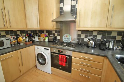 2 bedroom flat for sale, Bridle Path, Woodford Green, IG8