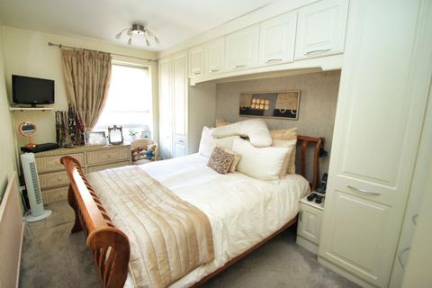2 bedroom flat for sale, Bridle Path, Woodford Green, IG8