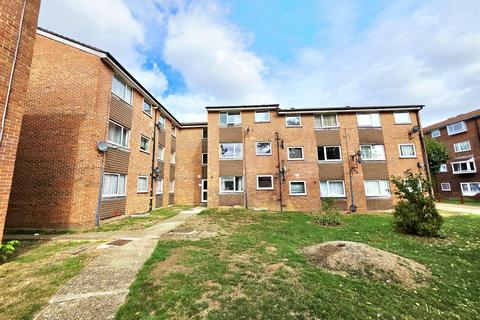 2 bedroom flat to rent, Huxley Close, Northolt
