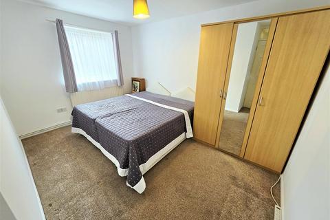 2 bedroom flat to rent, Huxley Close, Northolt