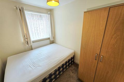 2 bedroom flat to rent, Huxley Close, Northolt