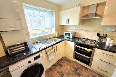 2 bedroom flat to rent, Huxley Close, Northolt