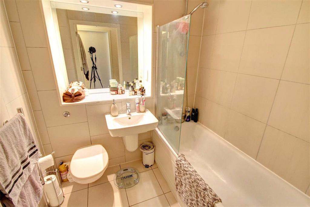 Apartment in Newcastle Upon Tyne - View 4