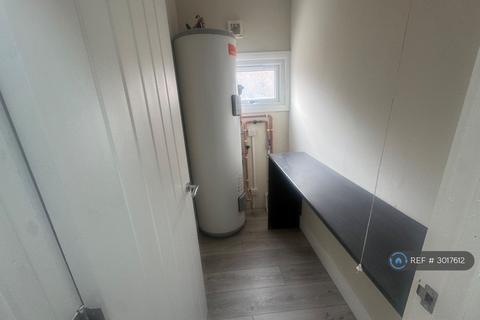 4 bedroom terraced house to rent, Honley Road, London, SE6