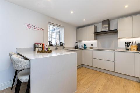 2 bedroom apartment for sale, Merrileas Drive, Oxshott, Leatherhead