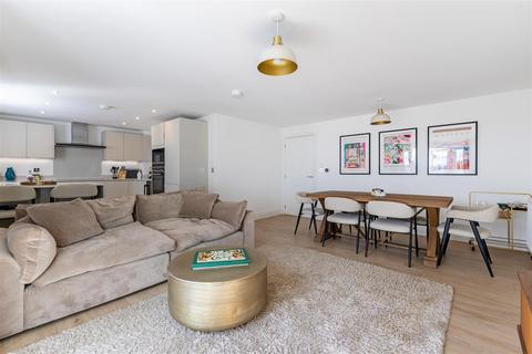 2 bedroom apartment for sale, Merrileas Drive, Oxshott, Leatherhead