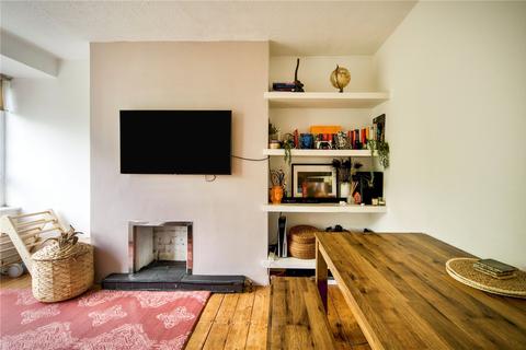 2 bedroom flat for sale, High Road, London, N12