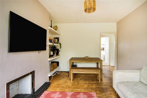 2 bedroom flat for sale, High Road, London, N12