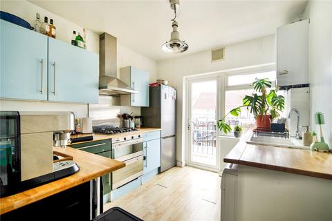 2 bedroom flat for sale, High Road, London, N12