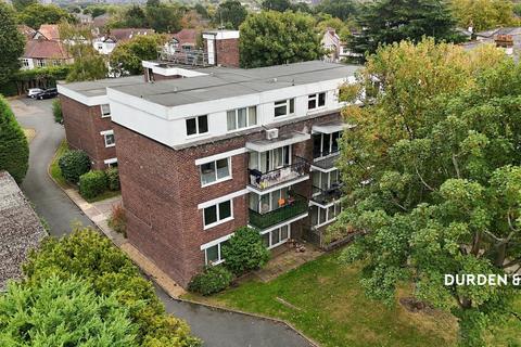 2 bedroom flat for sale, Woodford Road, London E18