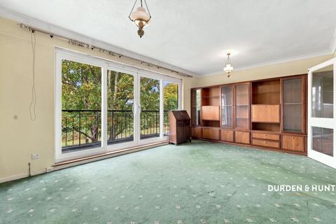 2 bedroom flat for sale, Woodford Road, London E18