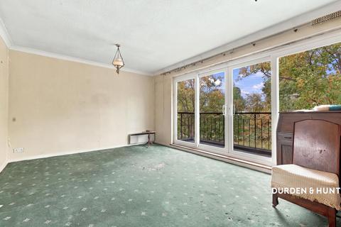 2 bedroom flat for sale, Woodford Road, London E18