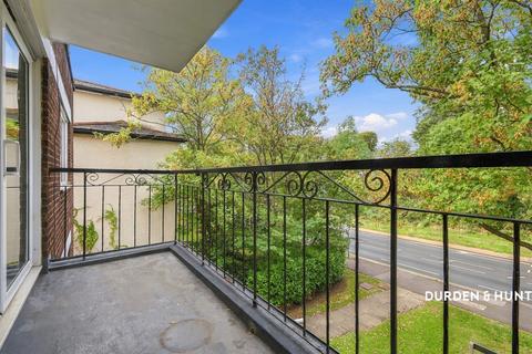 2 bedroom flat for sale, Woodford Road, London E18
