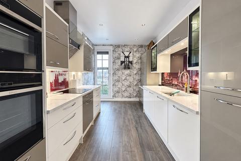 3 bedroom flat for sale, South Quay, Wapping Quay, L3