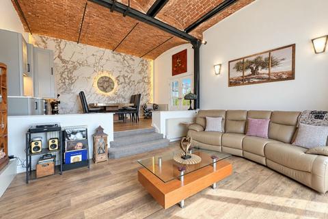 3 bedroom flat for sale, South Quay, Wapping Quay, L3