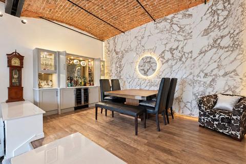 3 bedroom flat for sale, South Quay, Wapping Quay, L3