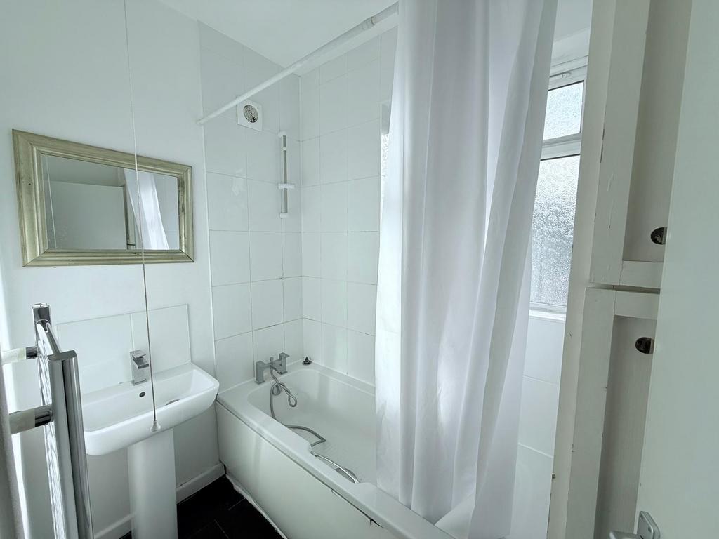 House in Nottingham - View 5