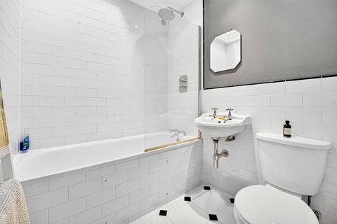 3 bedroom apartment to rent, Westbourne Road, London, N7