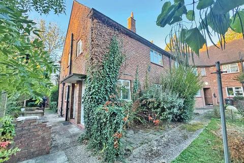 1 bedroom flat for sale, Broadwater Close, Wraysbury, STAINES-UPON-THAMES