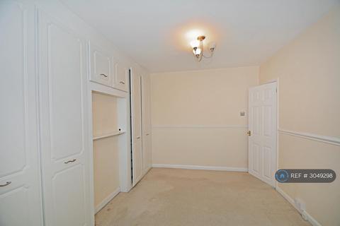 3 bedroom semi-detached house to rent, Parkfield Crescent, Ruislip, HA4