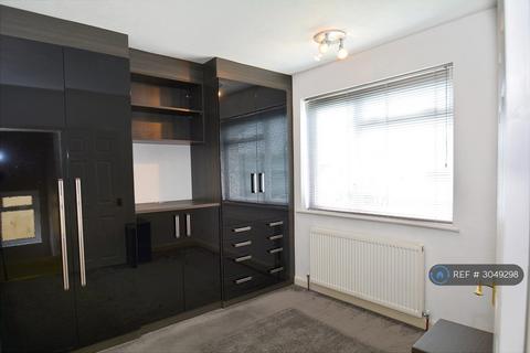 3 bedroom semi-detached house to rent, Parkfield Crescent, Ruislip, HA4