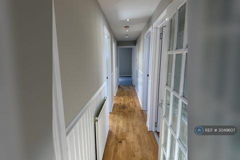 3 bedroom flat to rent