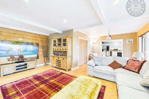 6 bedroom detached house for sale, 'FAMILY HOME WITH SUBSTANTIAL INCOME FROM TWO ANNEXES'