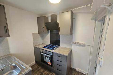 2 bedroom detached house to rent, Quilter Grove Blackley Manchester