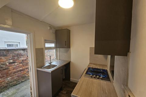 2 bedroom detached house to rent, Quilter Grove Blackley Manchester