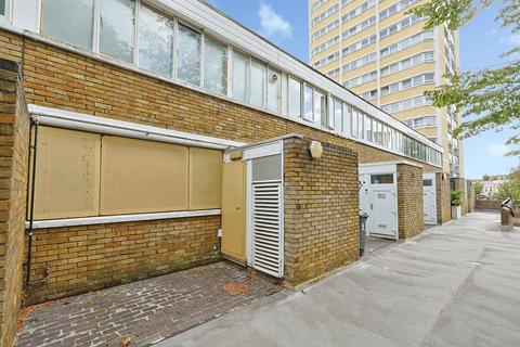 3 bedroom end of terrace house for sale, Meadow Road, London, SW8