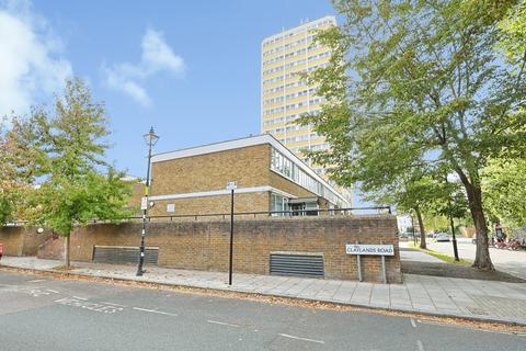 3 bedroom end of terrace house for sale, Meadow Road, London, SW8