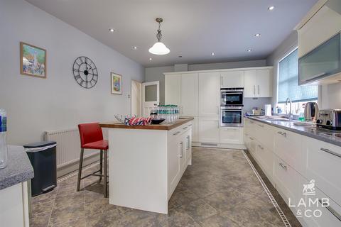 5 bedroom detached bungalow for sale, Haven Avenue, Clacton-On-Sea CO15