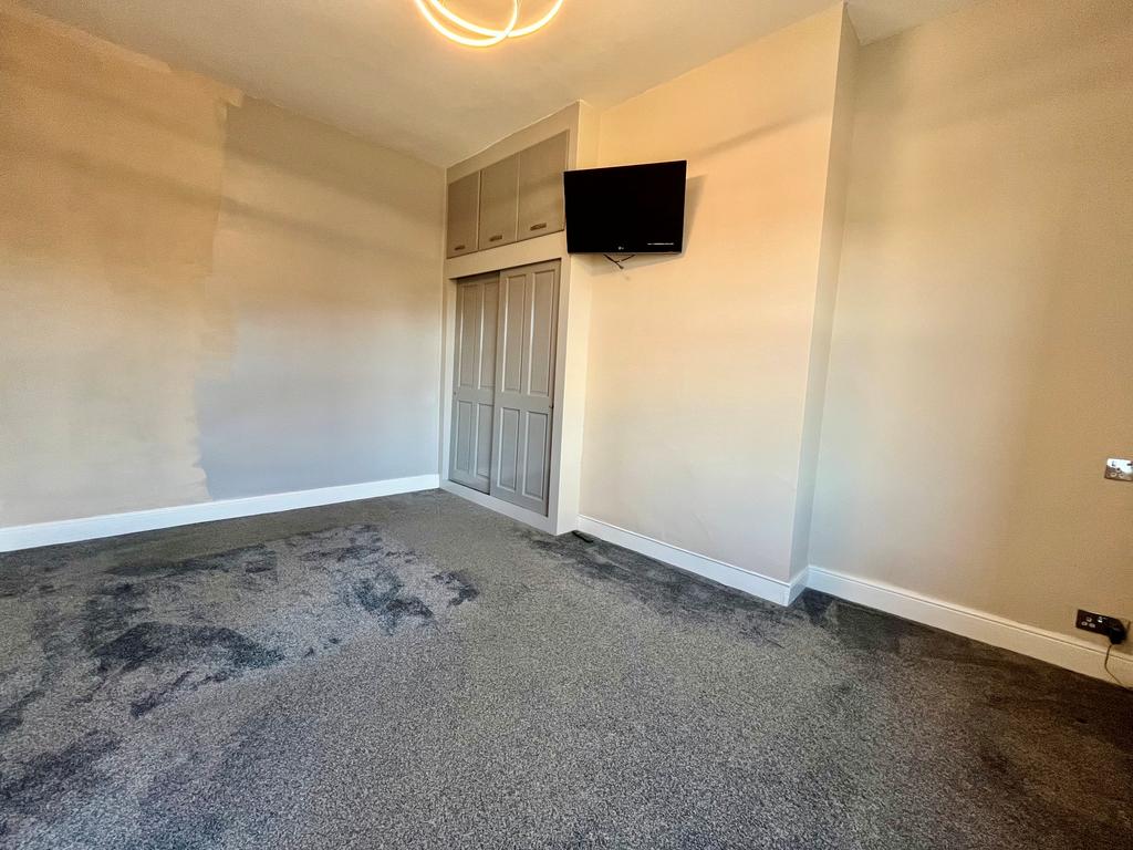 House in LEEDS - More