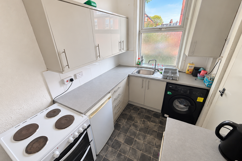 4 bedroom terraced house to rent, Beechwood Terrace, Leeds, LS4 2NG