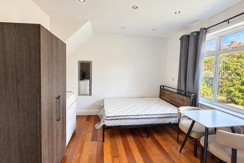 Studio to rent, Cairnfield Avenue, London NW2