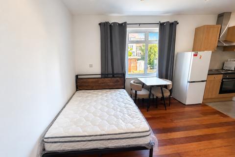 Studio to rent, Cairnfield Avenue, London NW2
