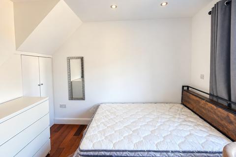 Studio to rent, Cairnfield Avenue, London NW2