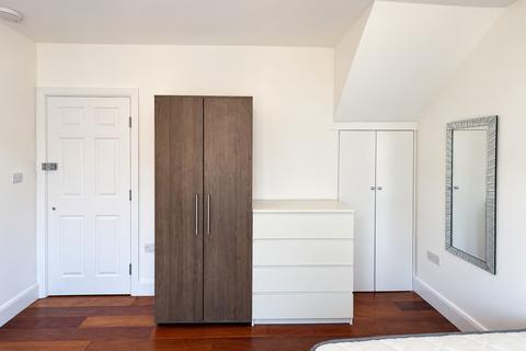 Studio to rent, Cairnfield Avenue, London NW2