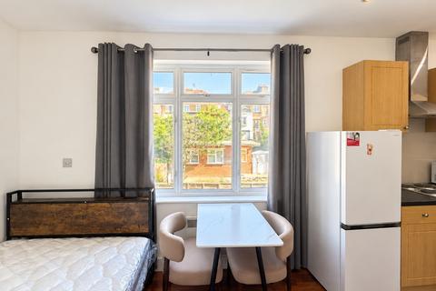 Studio to rent, Cairnfield Avenue, London NW2