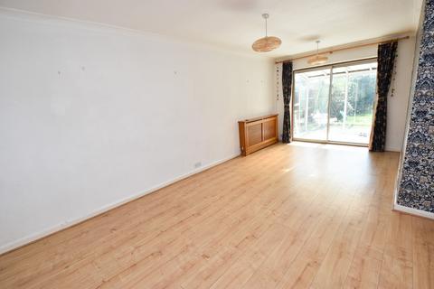3 bedroom semi-detached house to rent, Bradfield Road, Urmston, M41