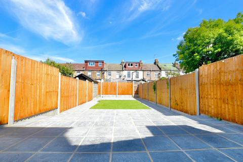 5 bedroom terraced house to rent, Khartoum Road, Ilford, IG1