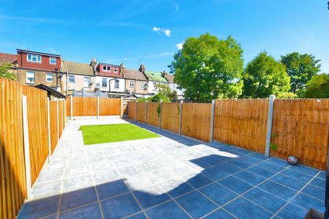 5 bedroom terraced house to rent, Khartoum Road, Ilford, IG1