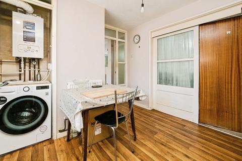 3 bedroom flat for sale, Lawrence Avenue, Manor Park, London, E12