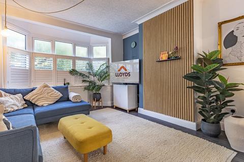 4 bedroom end of terrace house for sale, Snakes Lane East, Woodford, IG8