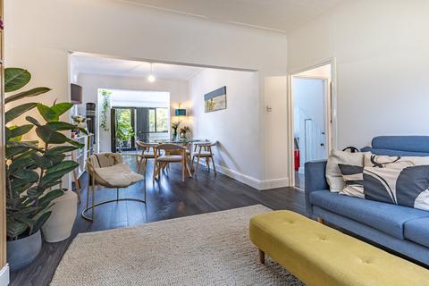 4 bedroom end of terrace house for sale, Snakes Lane East, Woodford, IG8